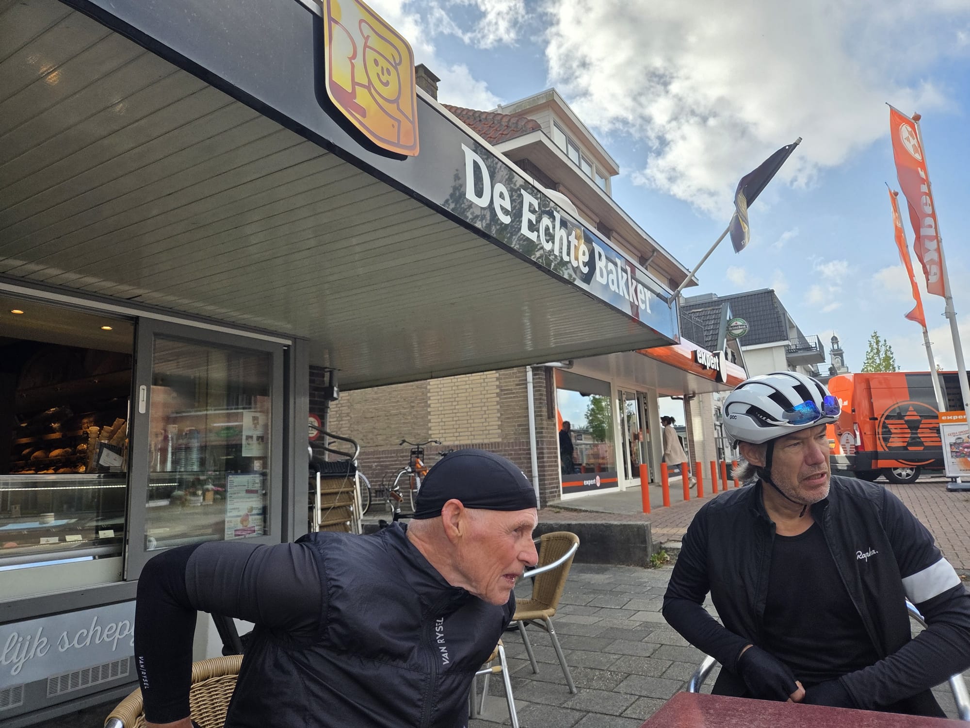 Zaterdag met veel wind en een spettertje regen!
